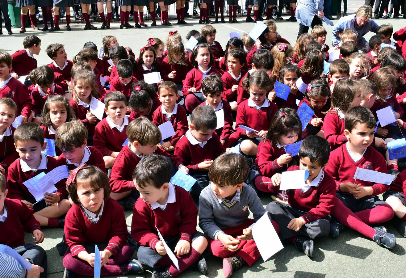 Izado de banderas y entrega de la Estrella de Europa a Jesuitas