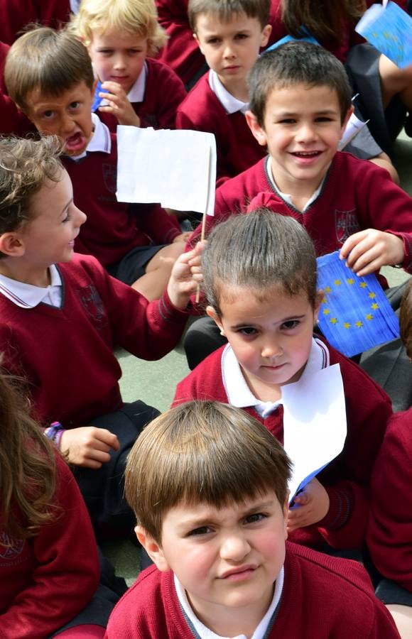 Izado de banderas y entrega de la Estrella de Europa a Jesuitas