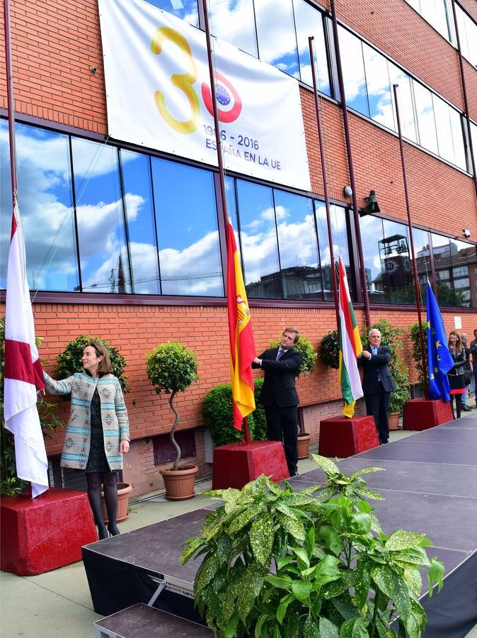 Izado de banderas y entrega de la Estrella de Europa a Jesuitas