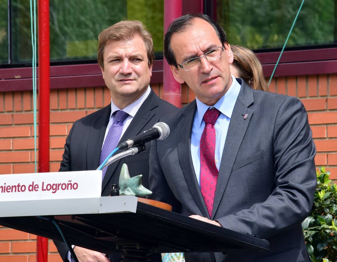 Izado de banderas y entrega de la Estrella de Europa a Jesuitas