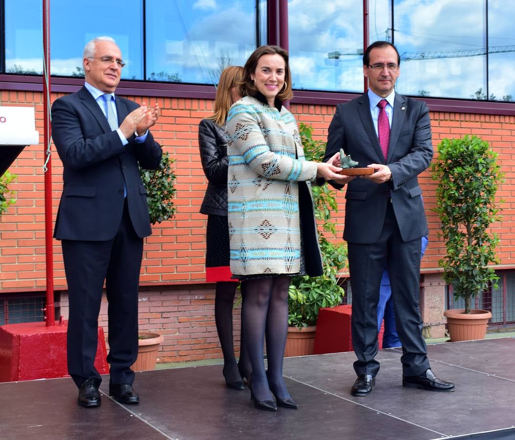 Izado de banderas y entrega de la Estrella de Europa a Jesuitas