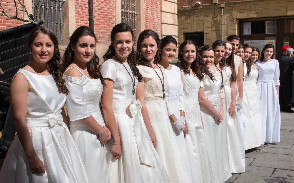 Procesión del Santo, procesión del Peregrino y el reparto de pan y la cebolleta en las fiestas de Santo Domingo (II)