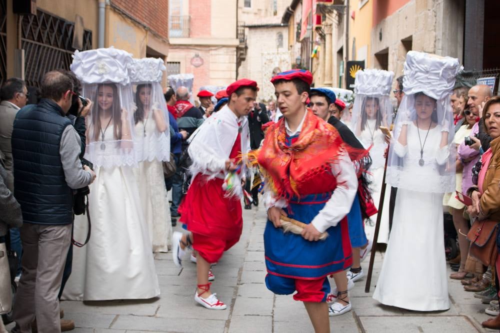 Procesión del Santo, procesión del Peregrino y el reparto de pan y la cebolleta en las fiestas de Santo Domingo (II)