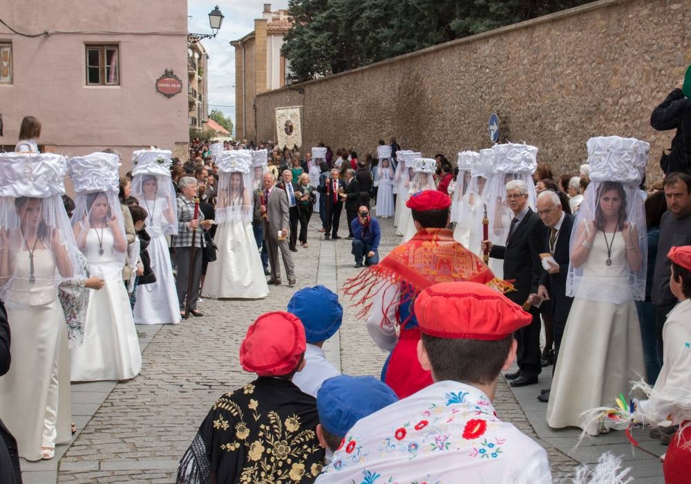 Procesión del Santo, procesión del Peregrino y el reparto de pan y la cebolleta en las fiestas de Santo Domingo (II)