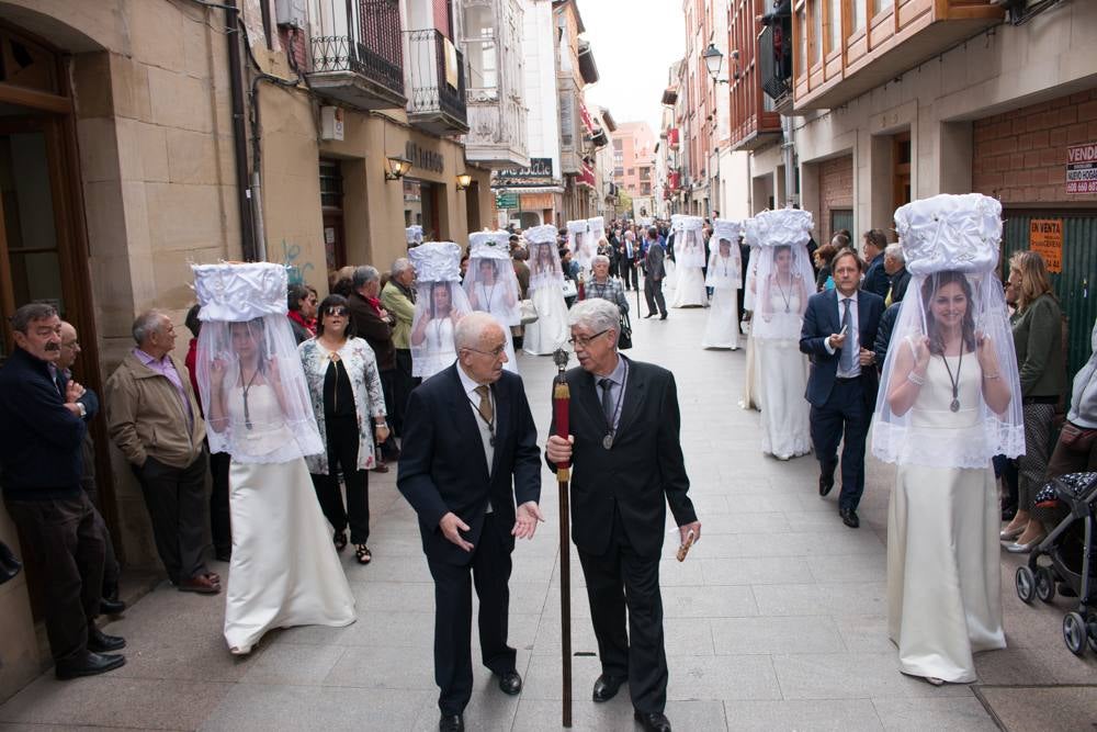 Procesión del Santo, procesión del Peregrino y el reparto de pan y la cebolleta en las fiestas de Santo Domingo (II)