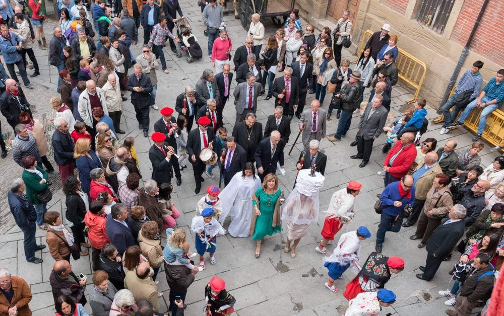 Procesión del Santo, procesión del Peregrino y el reparto de pan y la cebolleta en las fiestas de Santo Domingo (II)