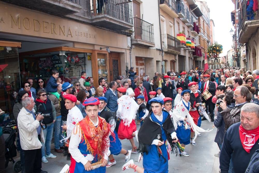 Procesión del Santo, procesión del Peregrino y el reparto de pan y la cebolleta en las fiestas de Santo Domingo (I)