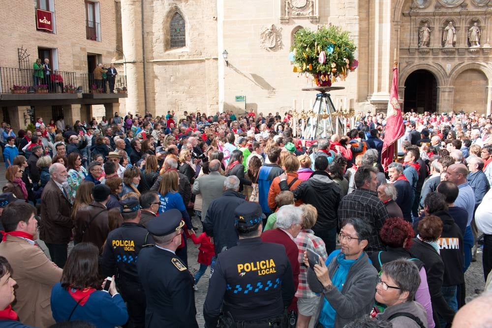 Procesión del Santo, procesión del Peregrino y el reparto de pan y la cebolleta en las fiestas de Santo Domingo (I)