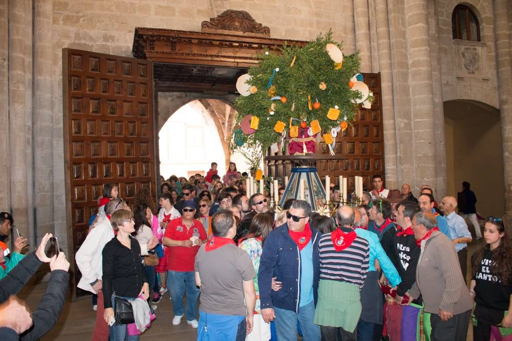 Procesión del Santo, procesión del Peregrino y el reparto de pan y la cebolleta en las fiestas de Santo Domingo (I)