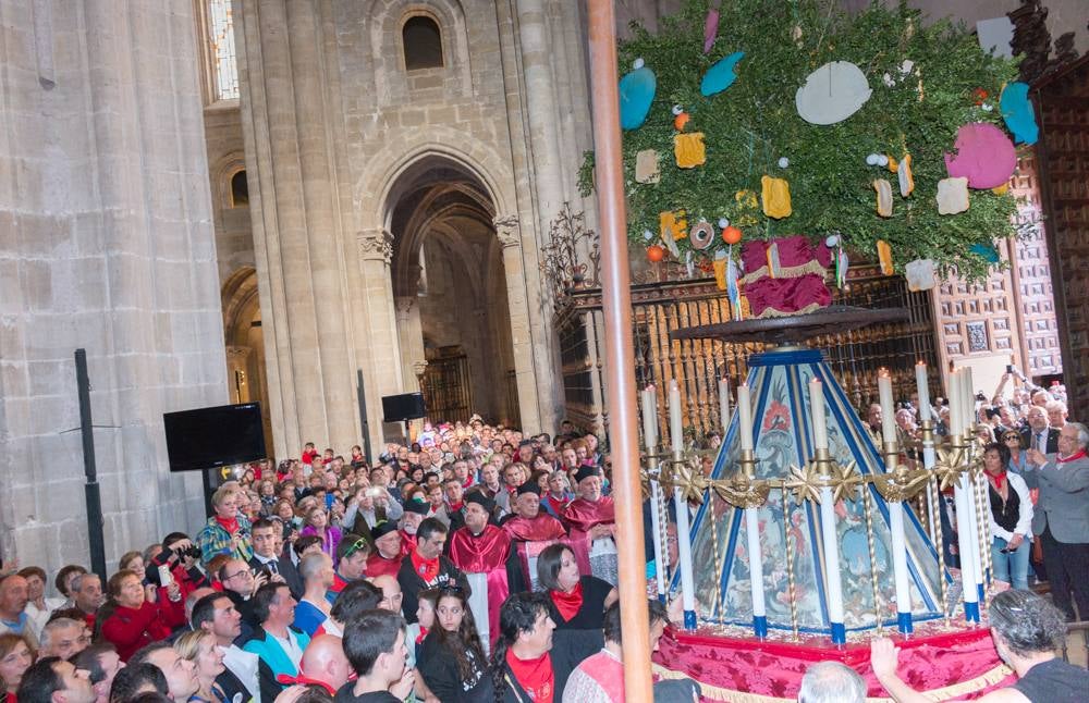 Procesión del Santo, procesión del Peregrino y el reparto de pan y la cebolleta en las fiestas de Santo Domingo (I)