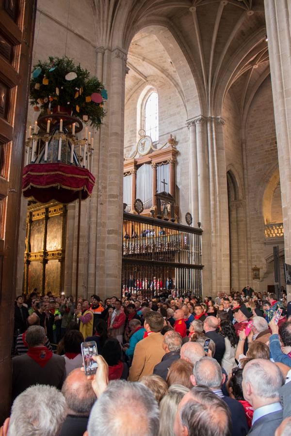 Procesión del Santo, procesión del Peregrino y el reparto de pan y la cebolleta en las fiestas de Santo Domingo (I)