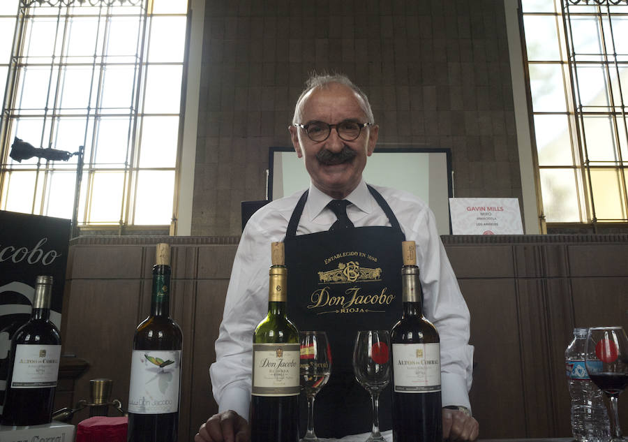 Javier Fernandez posa en su puesto de degustación de vinos durante el tercer festival anual de vino Rioja &amp; Tapas en Union Station en Los Ángeles, California (Estados Unidos).