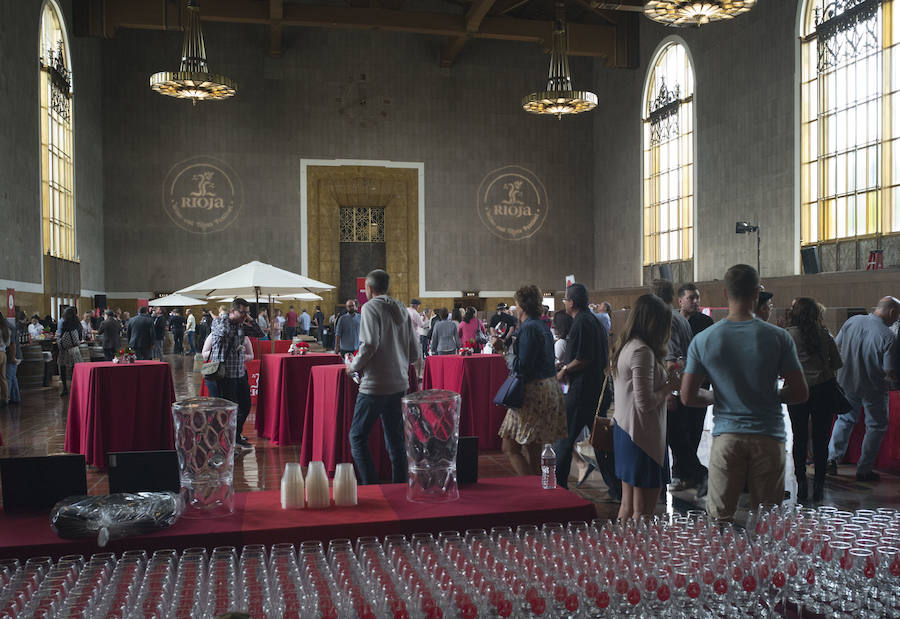 Visitantes en Unión Station con motivo de la presentación de los vinos riojanos en Los Ángeles