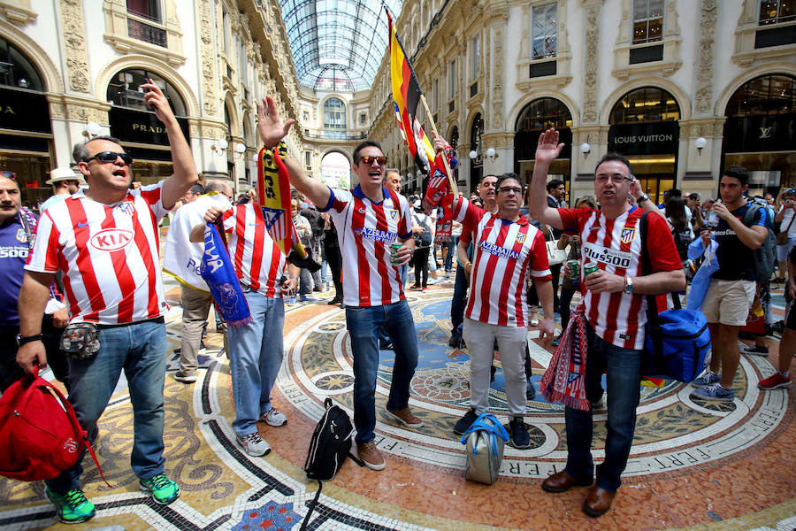 Las mejores imágenes de las aficiones del Real Madrid y Atlético de Madrid en Milán