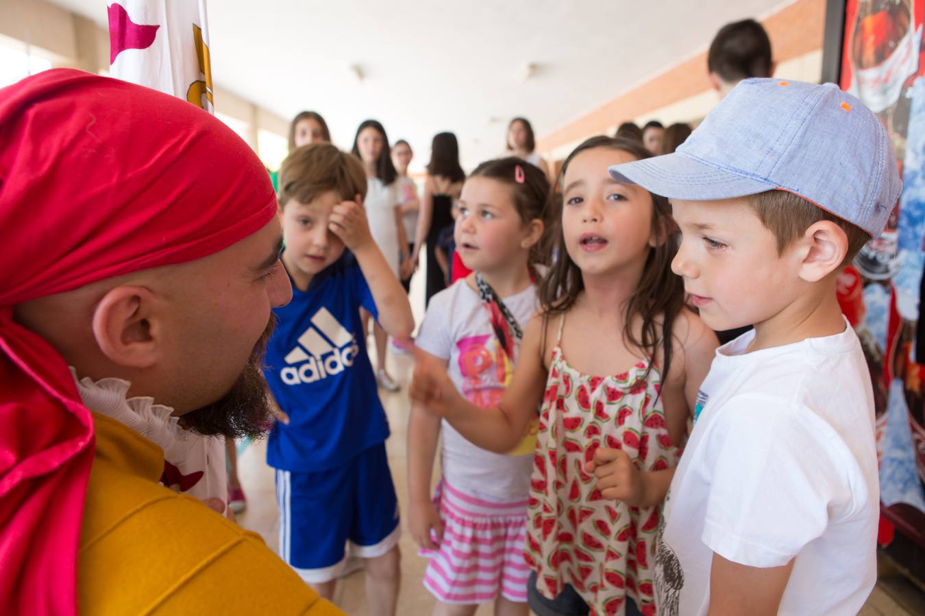 La tradición de San Bernabé conquista a los niños de los Salesianos