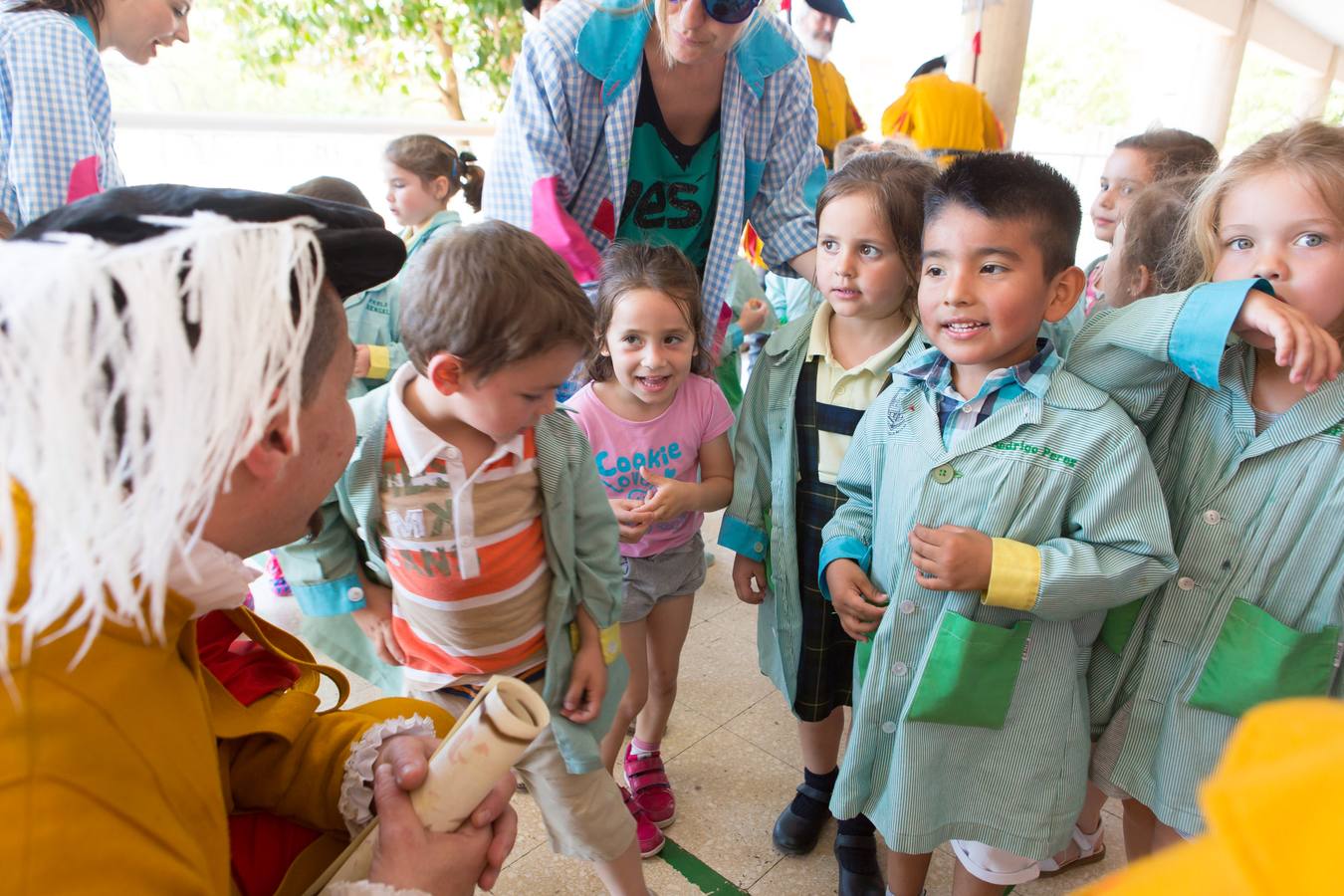 La tradición de San Bernabé conquista a los niños de los Salesianos