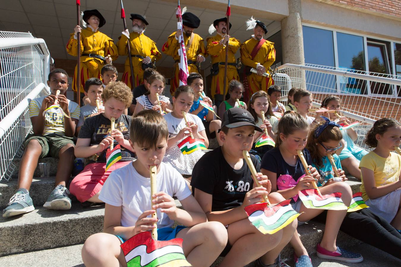 La tradición de San Bernabé conquista a los niños de los Salesianos