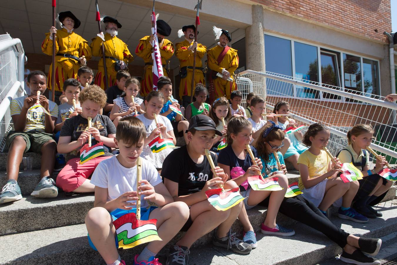 La tradición de San Bernabé conquista a los niños de los Salesianos