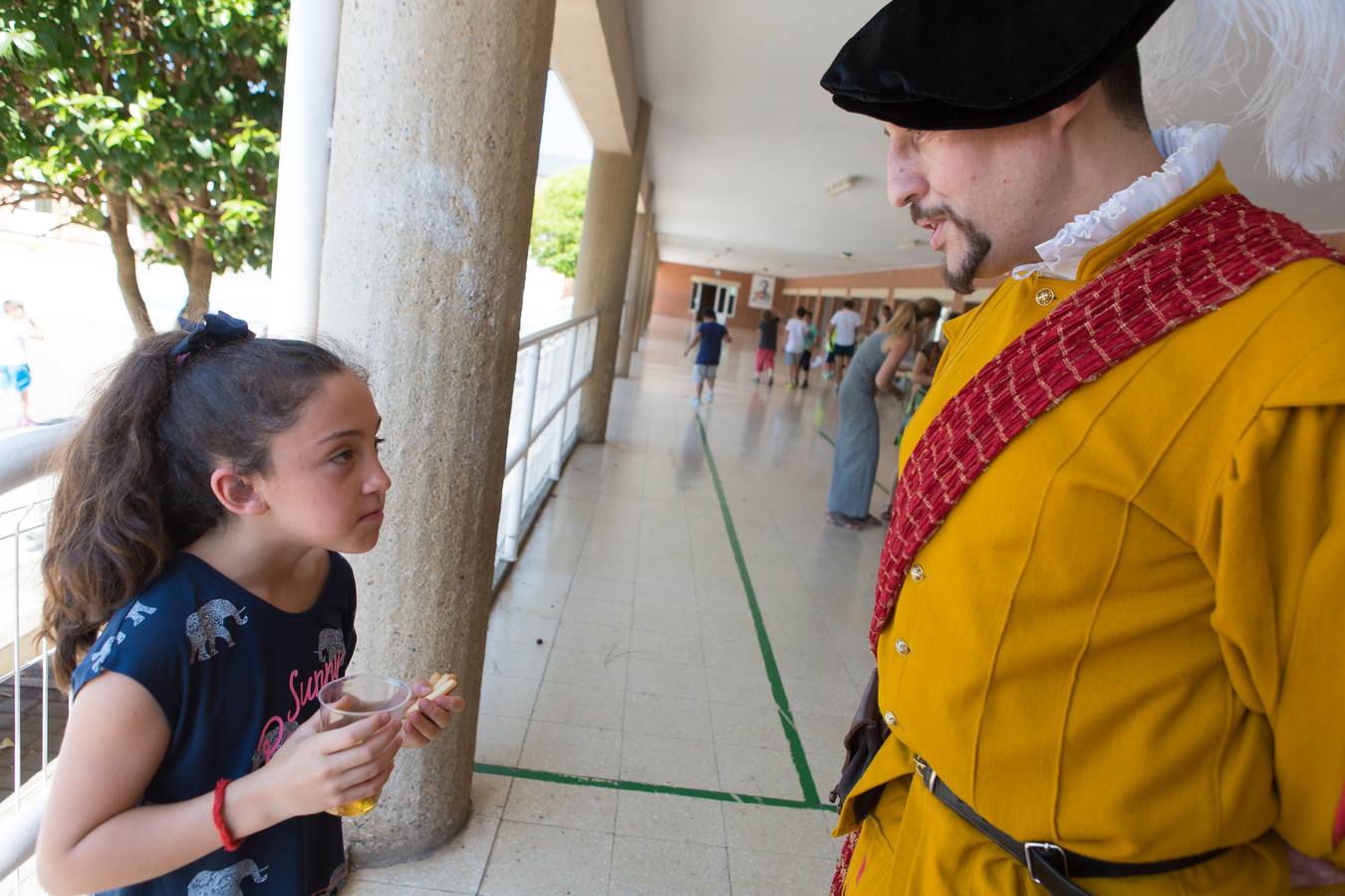 La tradición de San Bernabé conquista a los niños de los Salesianos