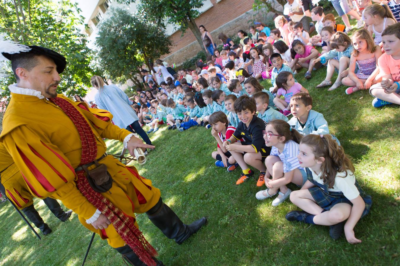 La tradición de San Bernabé conquista a los niños de los Salesianos