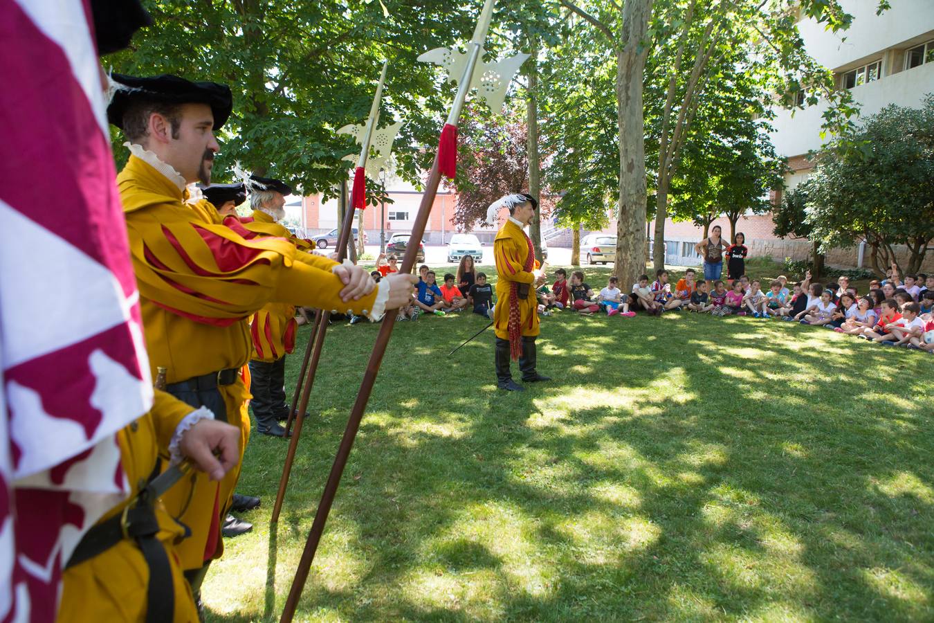 La tradición de San Bernabé conquista a los niños de los Salesianos