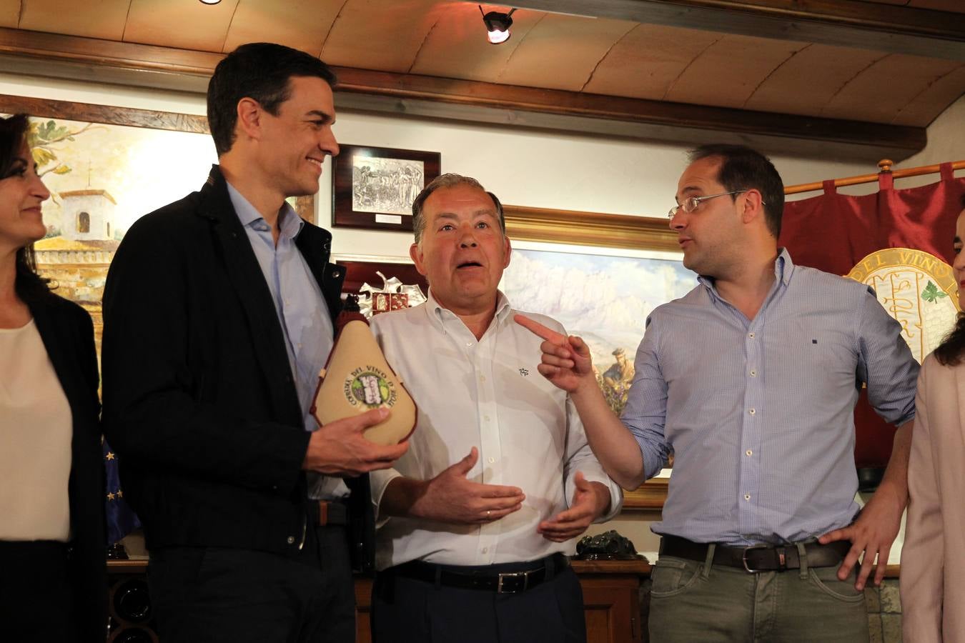 Pedro Sánchez brinda en la Cofradía del Vino en su visita a Logroño