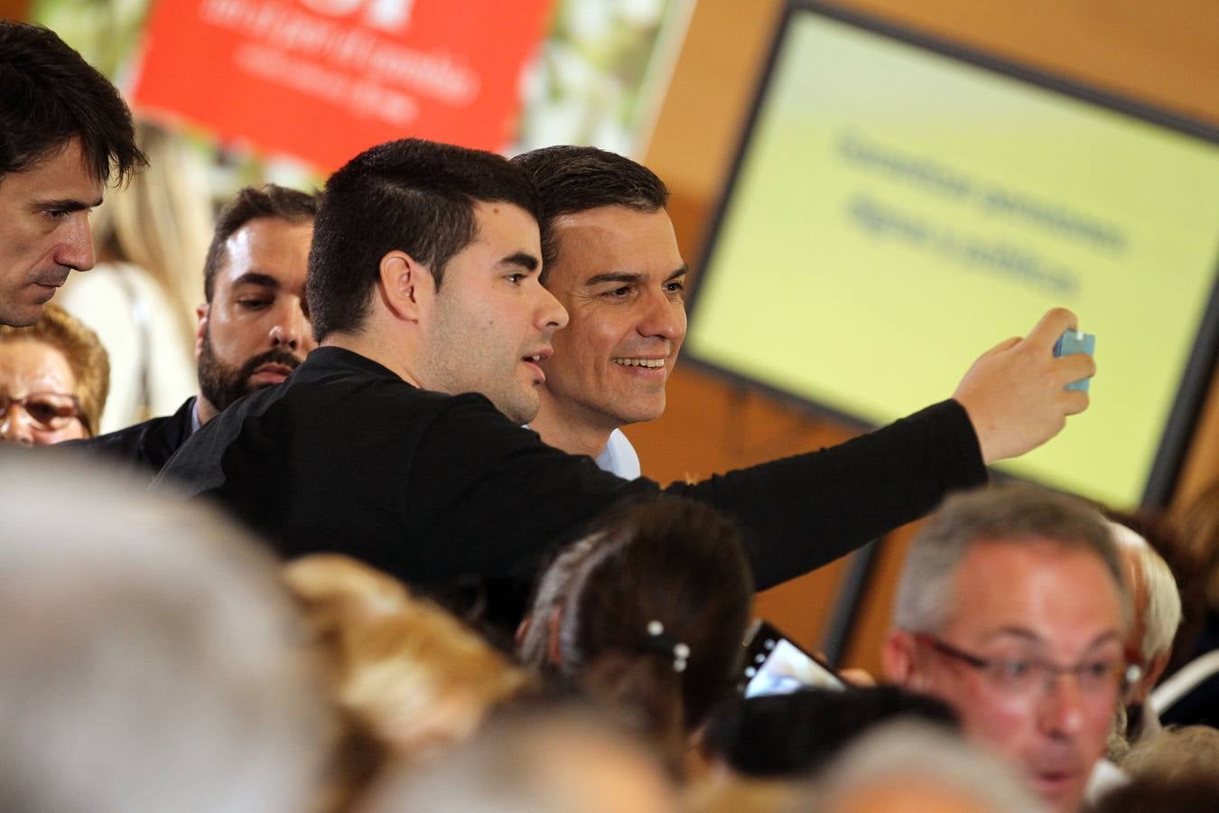 Besos, gestos y peticiones a Pedro Sánchez después de su mitin en Logroño