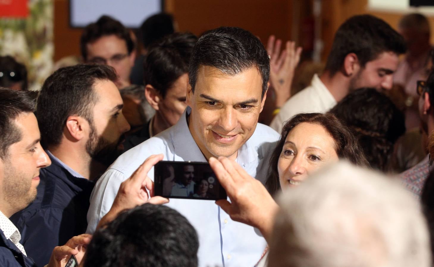 Besos, gestos y peticiones a Pedro Sánchez después de su mitin en Logroño