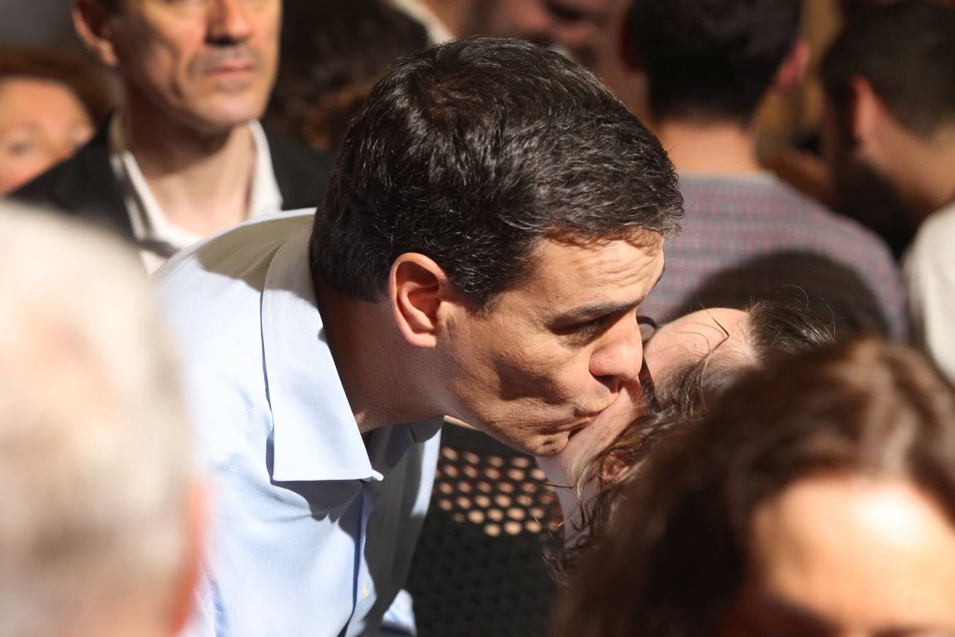 Besos, gestos y peticiones a Pedro Sánchez después de su mitin en Logroño