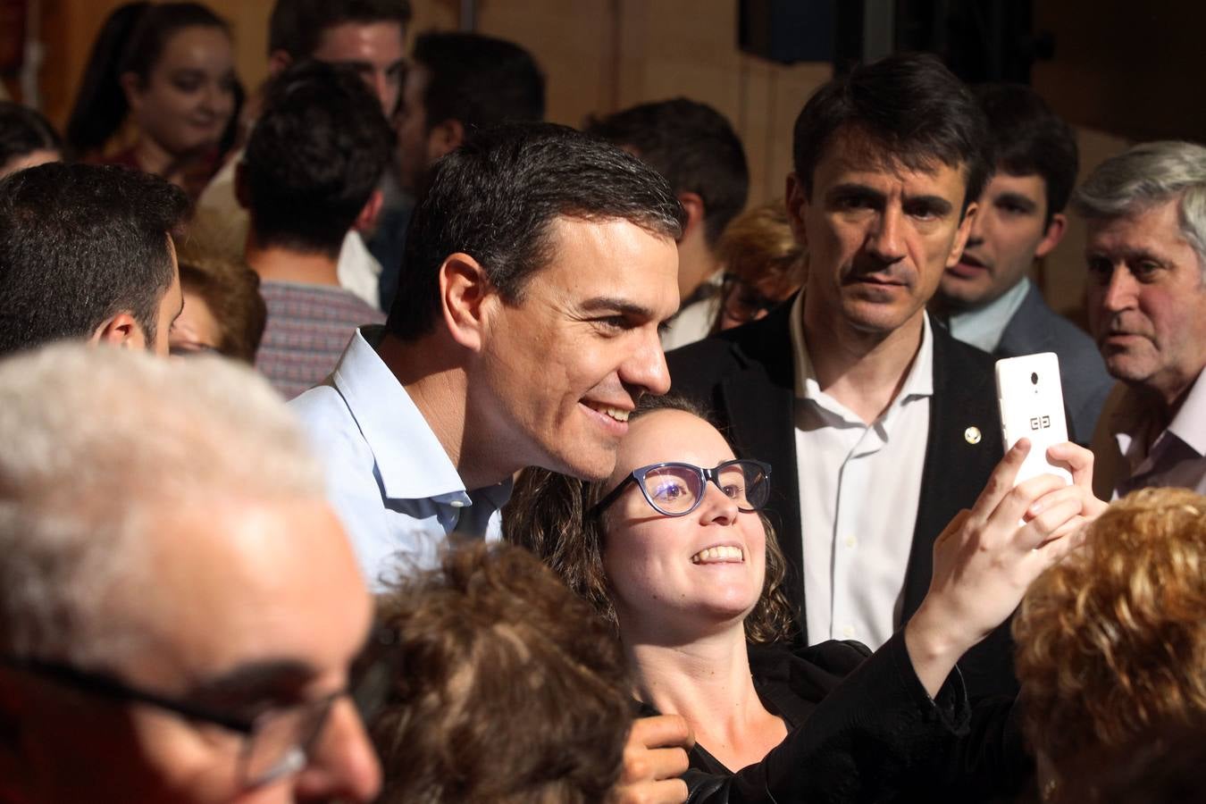 Besos, gestos y peticiones a Pedro Sánchez después de su mitin en Logroño