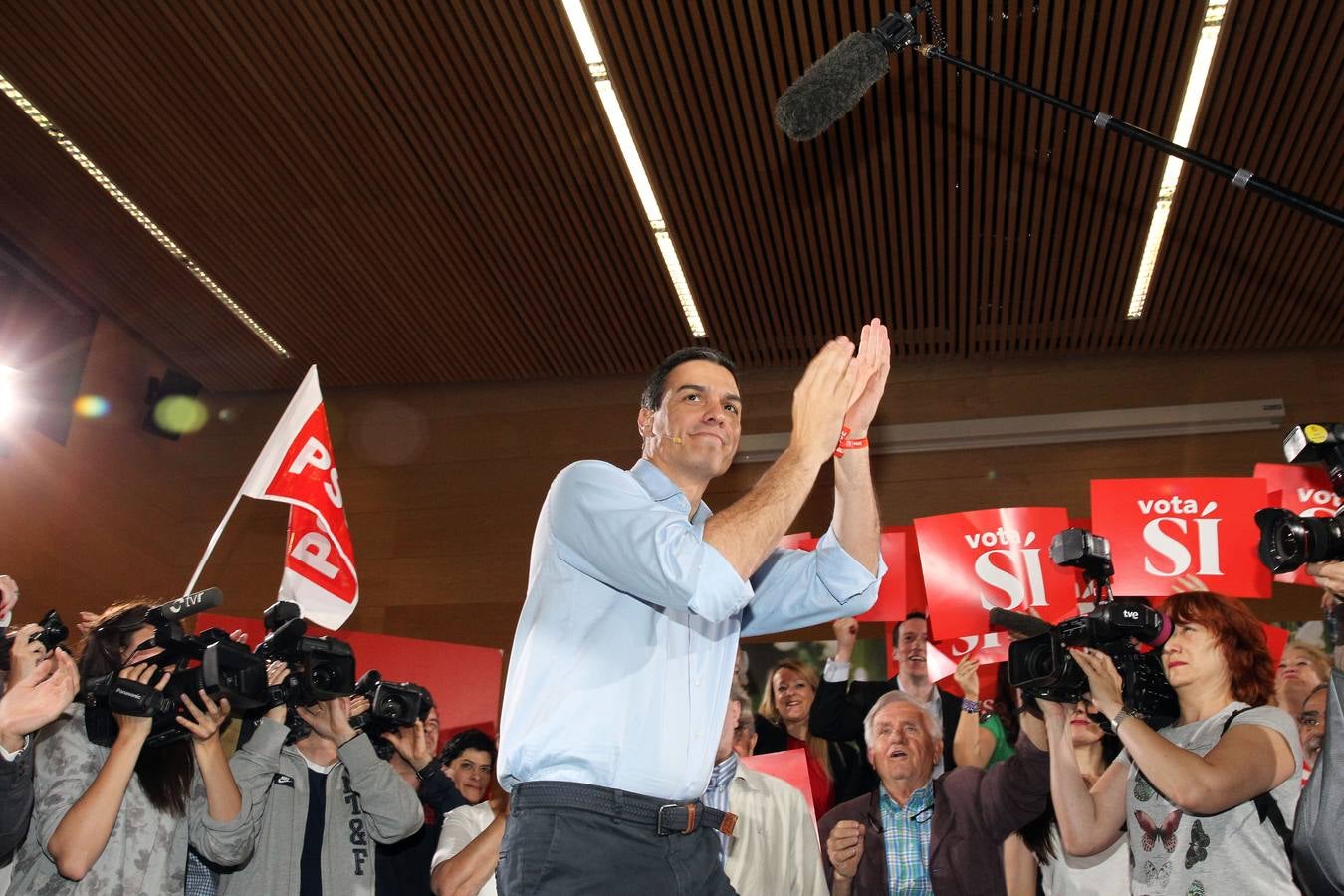 Besos, gestos y peticiones a Pedro Sánchez después de su mitin en Logroño