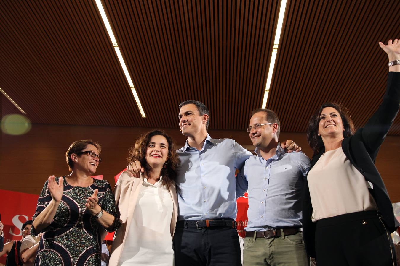 Besos, gestos y peticiones a Pedro Sánchez después de su mitin en Logroño