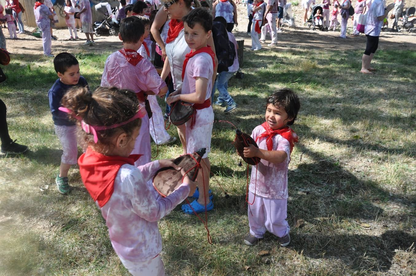 Los niños disfrutan de la Batalla del Vino Infantil