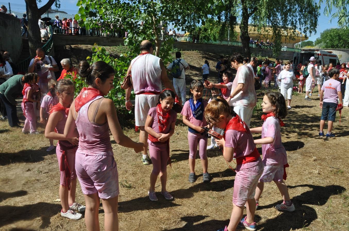 Los niños disfrutan de la Batalla del Vino Infantil