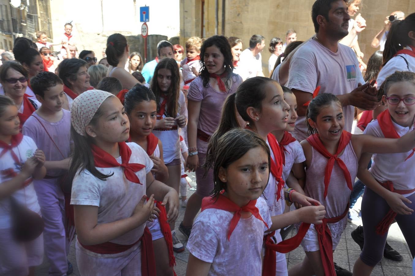 Los niños disfrutan de la Batalla del Vino Infantil