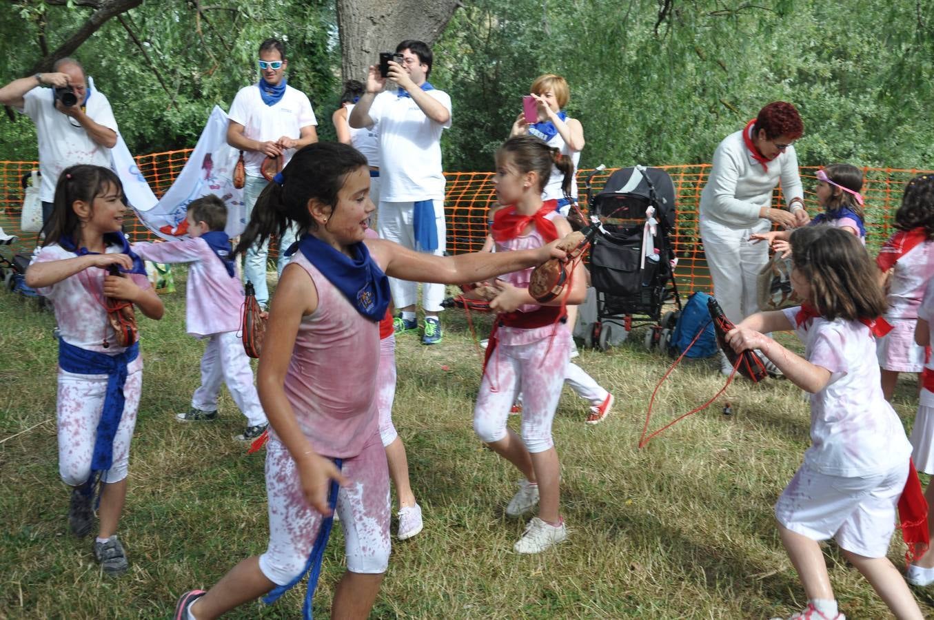 Los niños disfrutan de la Batalla del Vino Infantil