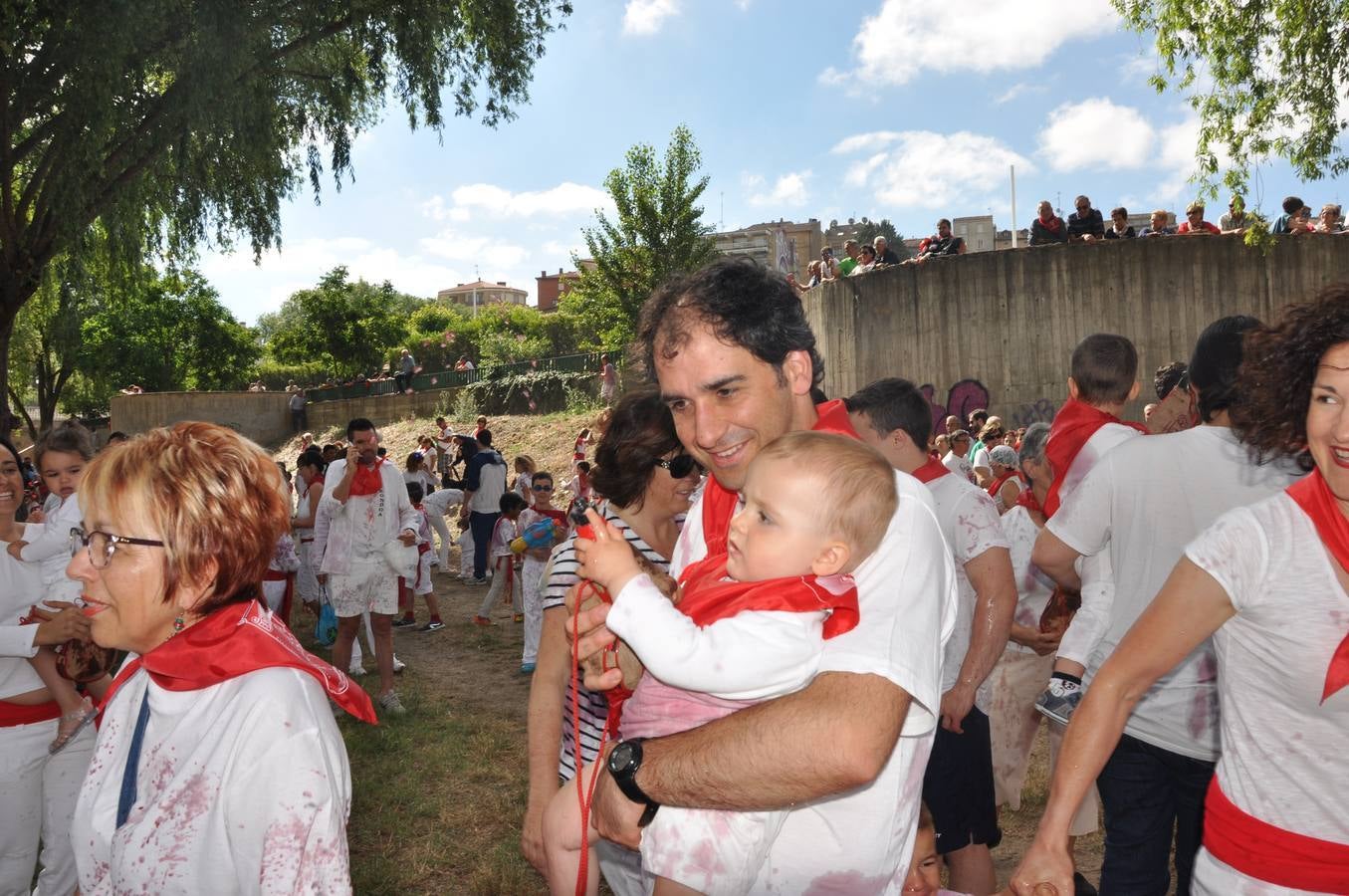 Los niños disfrutan de la Batalla del Vino Infantil