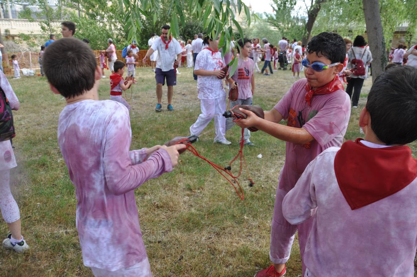 Los niños disfrutan de la Batalla del Vino Infantil