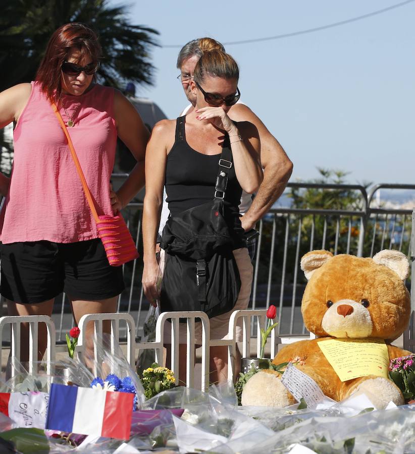 Francia homenajea a las víctimas de Niza