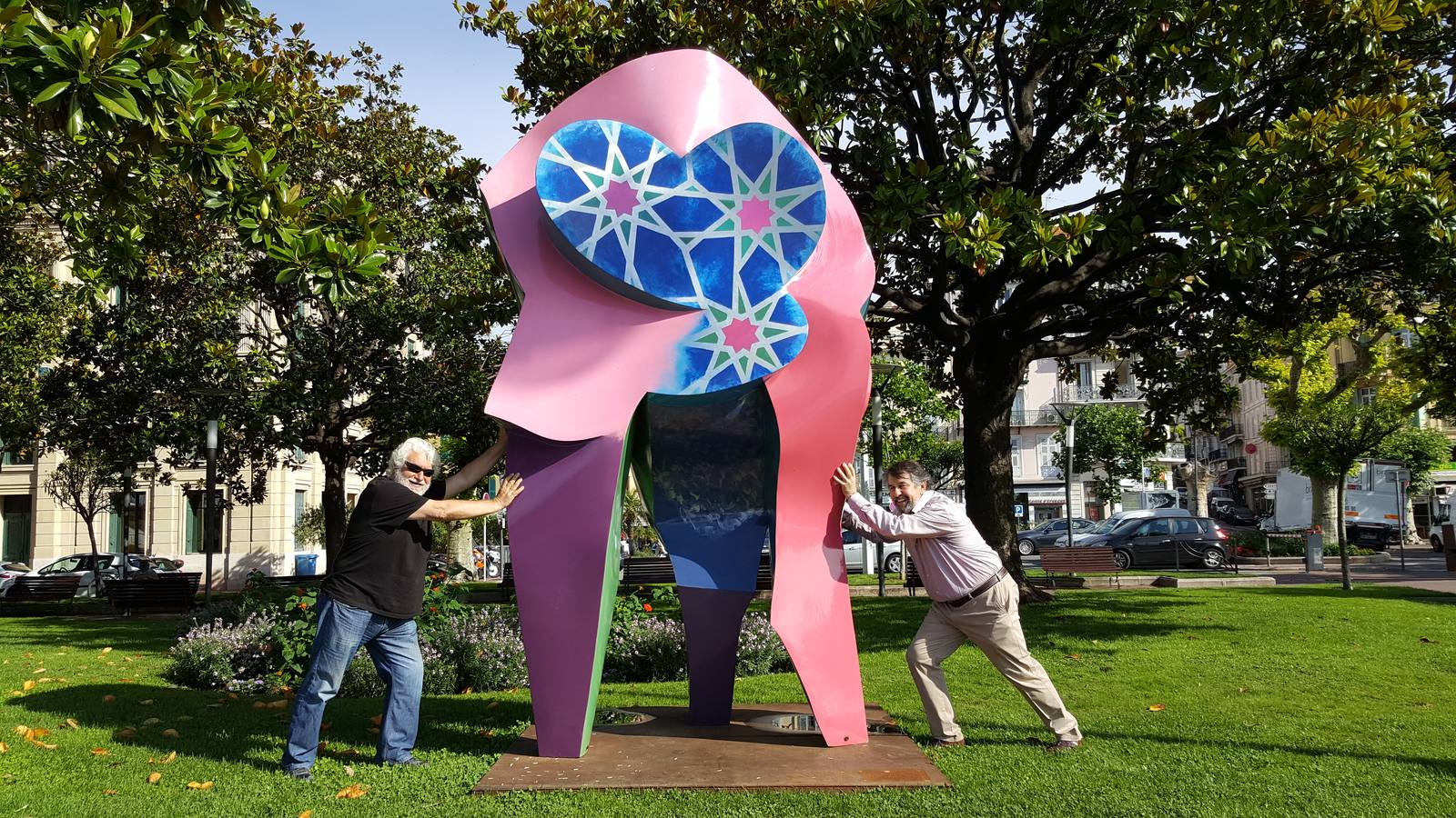 Gabarrón y Fredéric Ballester, comisario de la exposición con la Escultura Comares de la Serie Torres de la Alhambra (2007) ubicada en los jardines de la Alcaldía de Cannes.