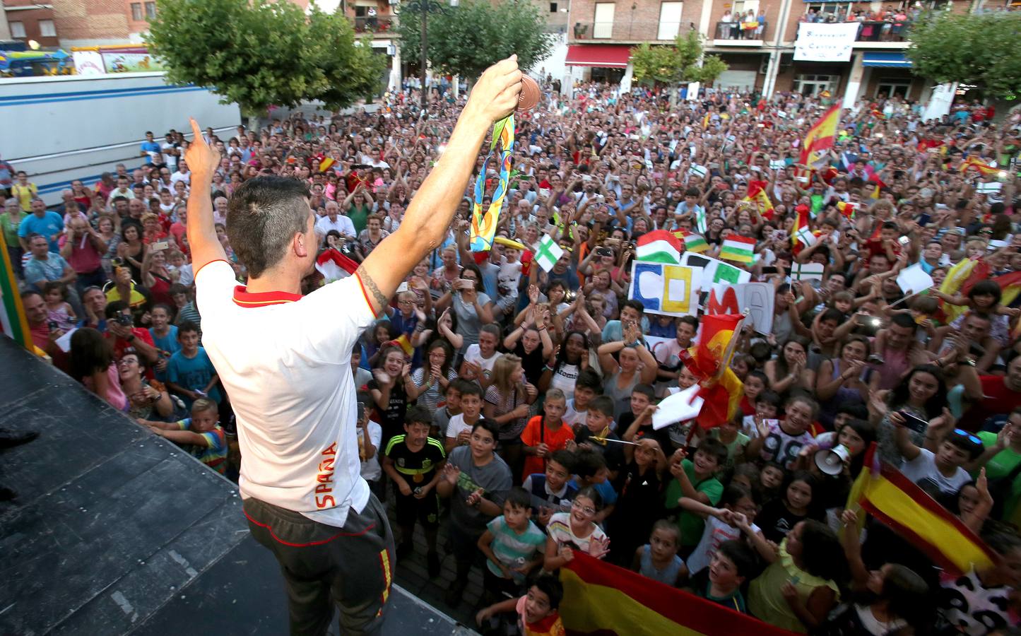 Carlos Coloma llega a casa