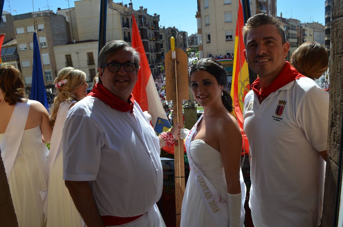 Ambiente de fiestas en (y desde) el balcón del Ayuntamiento de Calahorra