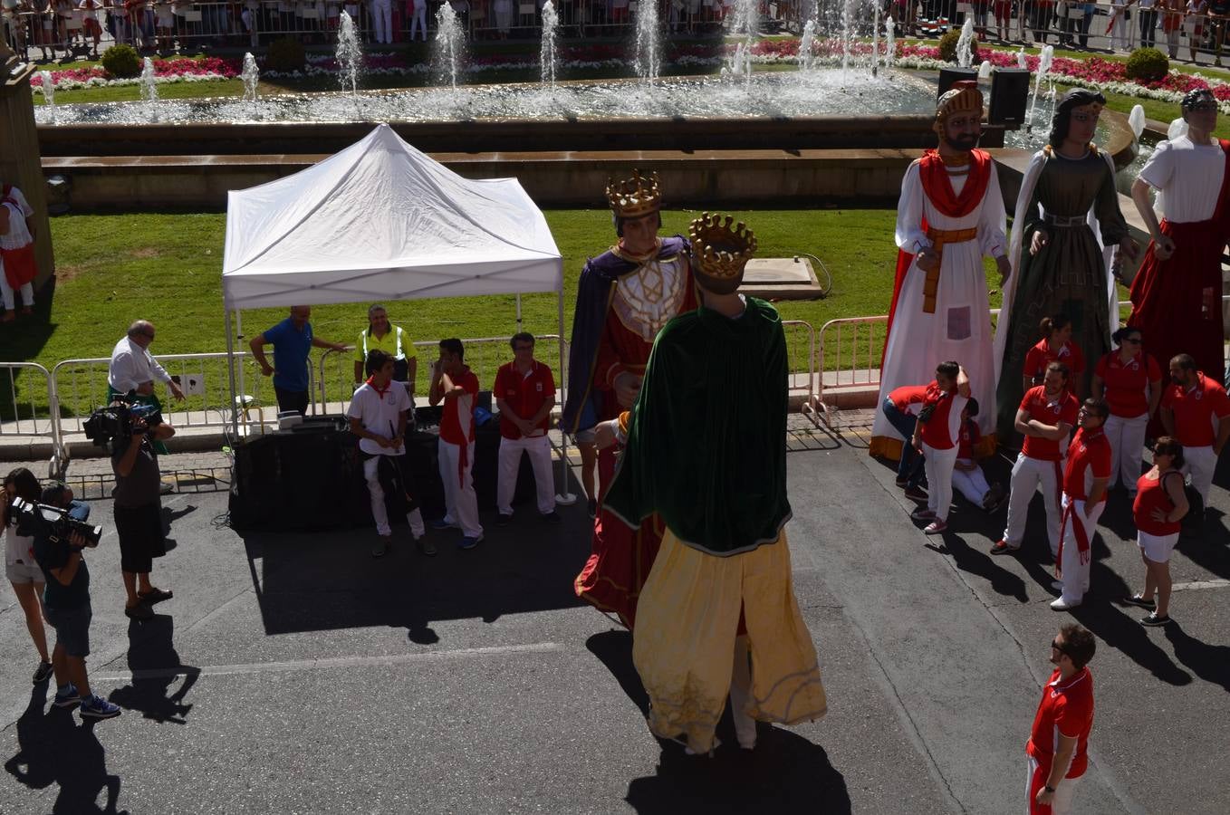 Ambiente de fiestas en (y desde) el balcón del Ayuntamiento de Calahorra