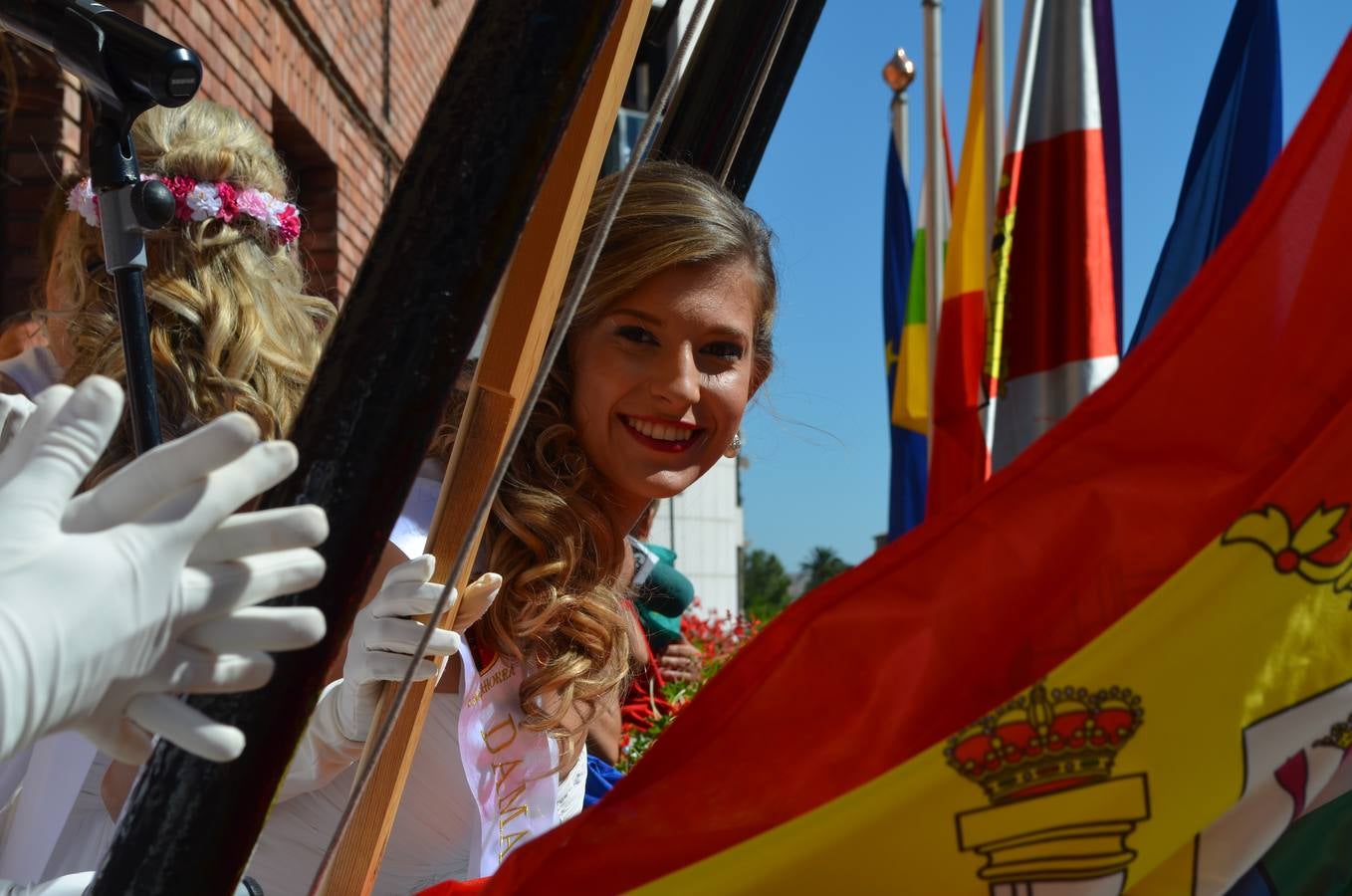 Ambiente de fiestas en (y desde) el balcón del Ayuntamiento de Calahorra