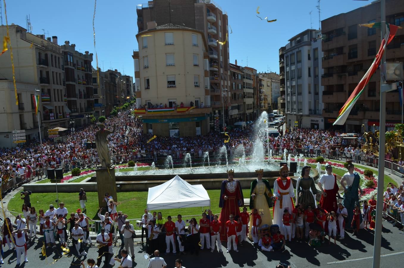 Ambiente de fiestas en (y desde) el balcón del Ayuntamiento de Calahorra