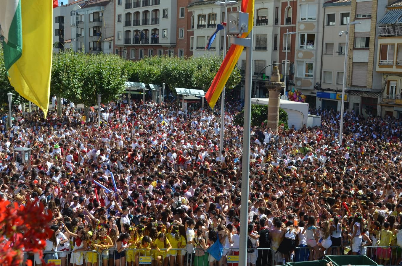 Ambiente de fiestas en (y desde) el balcón del Ayuntamiento de Calahorra