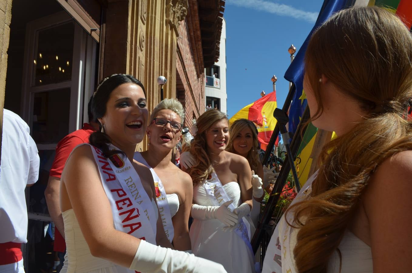 Ambiente de fiestas en (y desde) el balcón del Ayuntamiento de Calahorra