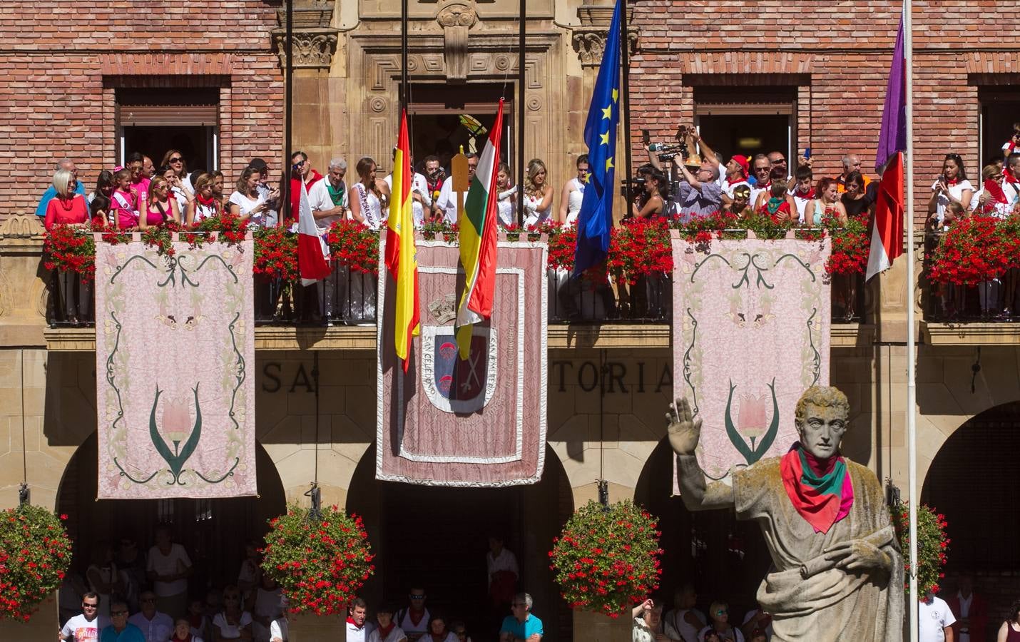 Ambiente de fiestas en (y desde) el balcón del Ayuntamiento de Calahorra