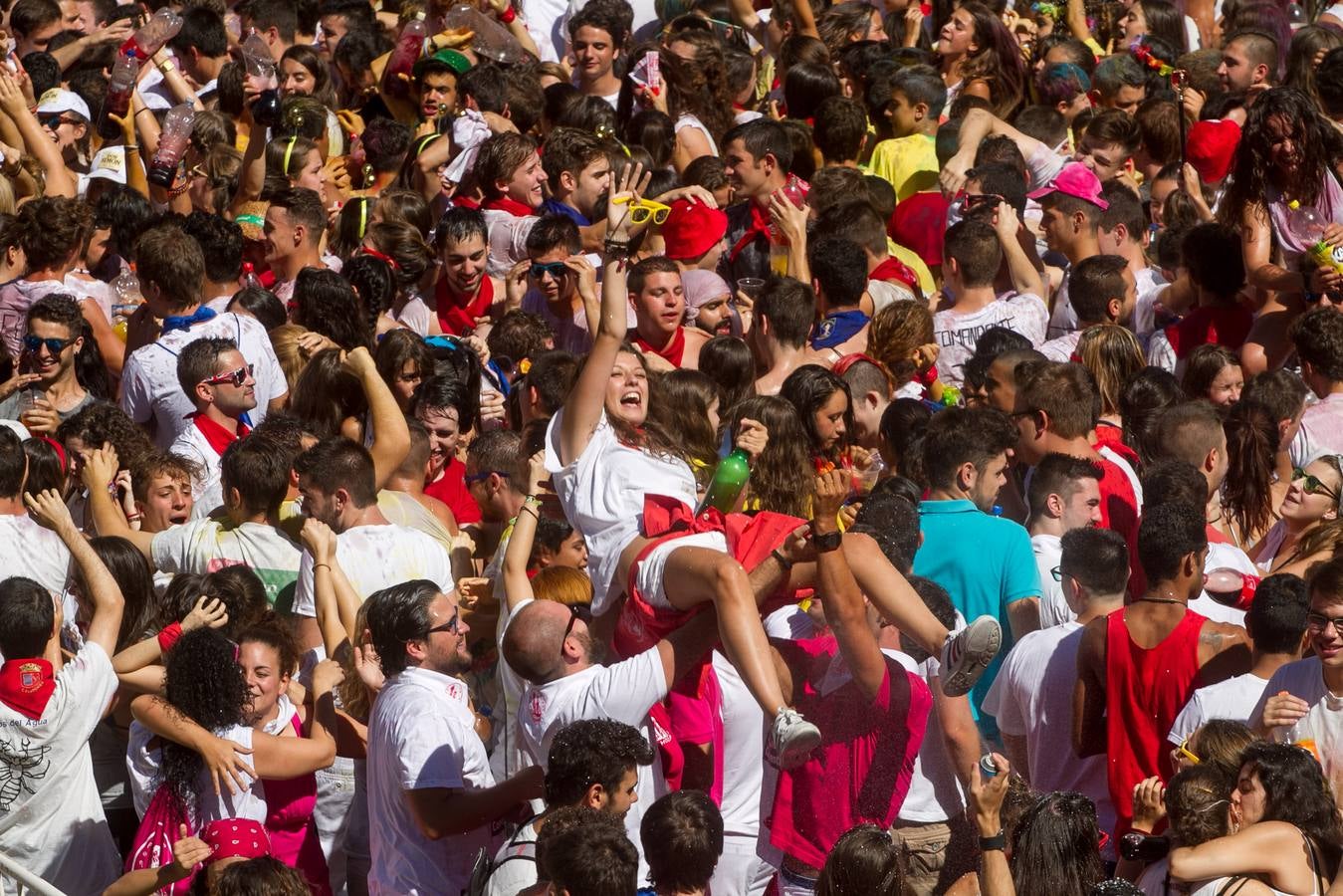 Ambiente de fiestas en (y desde) el balcón del Ayuntamiento de Calahorra