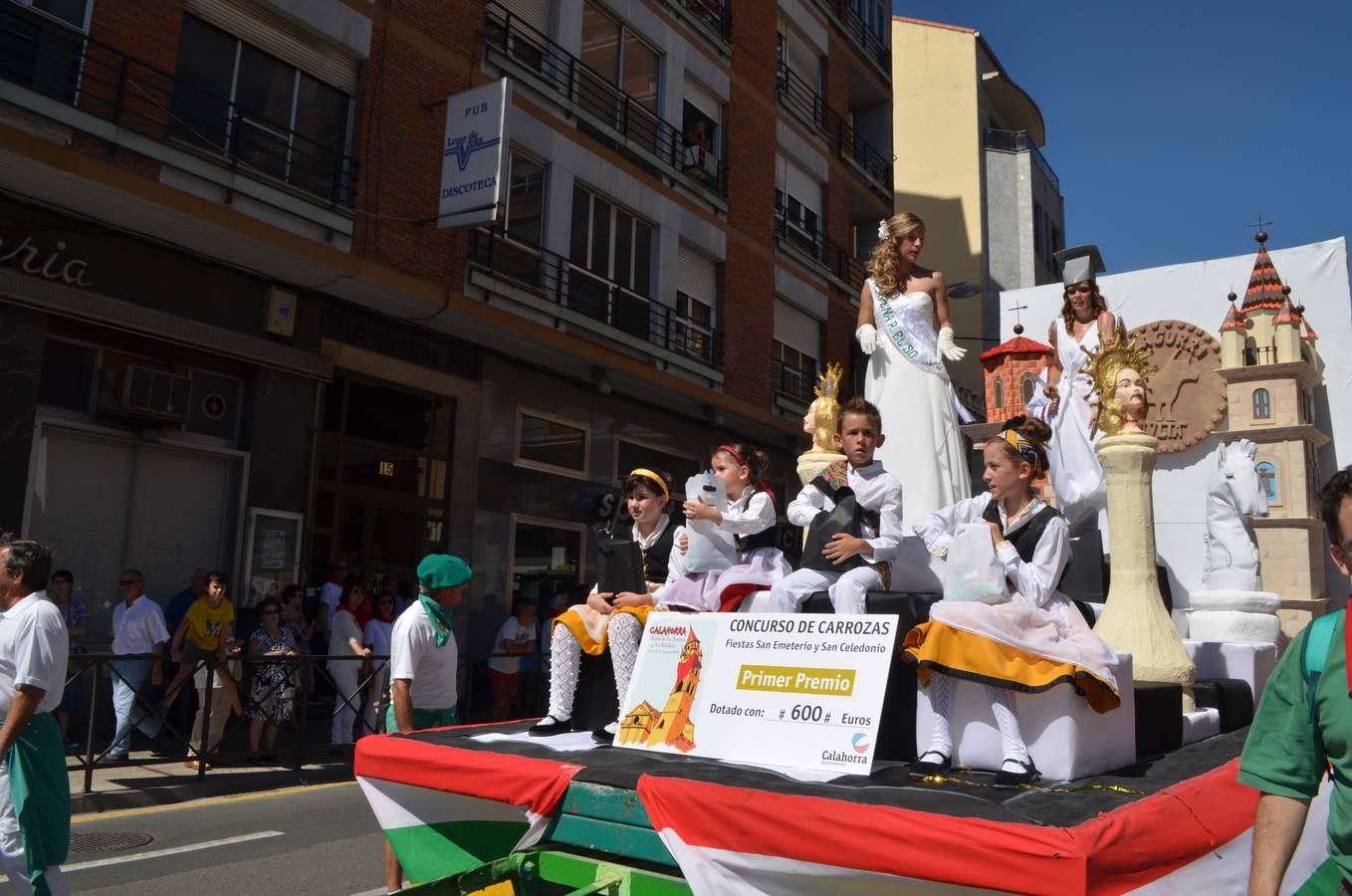 Las carrozas desfilan y concursan en las fiestas de Calahorra